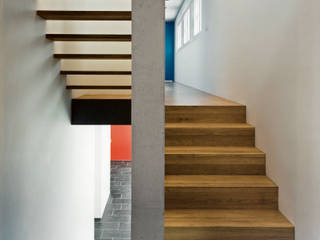 Wohnhaus Hausen, Ave Merki Architekten Ave Merki Architekten Modern Corridor, Hallway and Staircase Solid Wood Multicolored