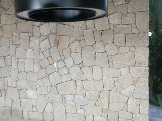REVESTIMENTO DE PAREDE INTERNA COM PEDRA MOLEDO BRANCA., Bizzarri Pedras Bizzarri Pedras Modern walls & floors Stone