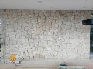 REVESTIMENTO DE PAREDE INTERNA COM PEDRA MOLEDO BRANCA., Bizzarri Pedras Bizzarri Pedras Modern walls & floors Stone