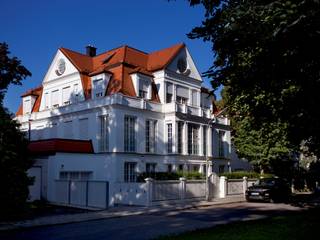 Moderne Stadtvilla in klassischer Eleganz: Sprossenfenster inszenieren Räume, Kneer GmbH, Fenster und Türen Kneer GmbH, Fenster und Türen 木頭窗