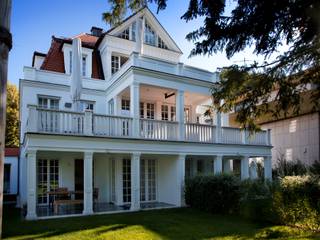 Moderne Stadtvilla in klassischer Eleganz: Sprossenfenster inszenieren Räume, Kneer GmbH, Fenster und Türen Kneer GmbH, Fenster und Türen Wooden windows