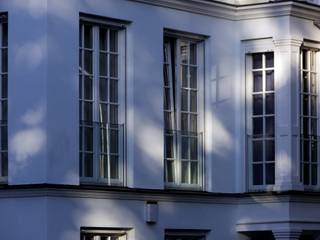 Moderne Stadtvilla in klassischer Eleganz: Sprossenfenster inszenieren Räume, Kneer GmbH, Fenster und Türen Kneer GmbH, Fenster und Türen شبابيك خشبية