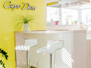 Moderne kleine Küche in weiß Hochglanz mit viel Stauraum, T-raumKONZEPT - Interior Design im Raum Nürnberg T-raumKONZEPT - Interior Design im Raum Nürnberg Cuisine intégrée Blanc
