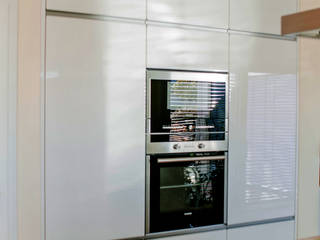 Moderne kleine Küche in weiß Hochglanz mit viel Stauraum, T-raumKONZEPT - Interior Design im Raum Nürnberg T-raumKONZEPT - Interior Design im Raum Nürnberg Cuisine intégrée Blanc
