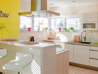 Helle moderne Küche mit Kochinsel T-raumKONZEPT - Interior Design im Raum Nürnberg Built-in kitchens Küche,Küchenzeile,Kochinsel,Inselesse,kurze Wege,Theke