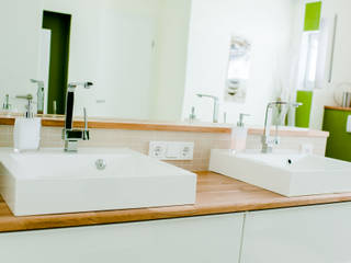 Modernes Badezimmer mit Holz in Grün, T-raumKONZEPT - Interior Design im Raum Nürnberg T-raumKONZEPT - Interior Design im Raum Nürnberg Salle de bain moderne