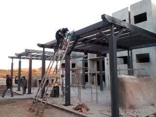 PERGOLAS EDIFICIOS DE DEPARTAMENTOS, AXKAN ESTRUCTURASyCONSTRUCCION AXKAN ESTRUCTURASyCONSTRUCCION Eklektyczny ogród Matal