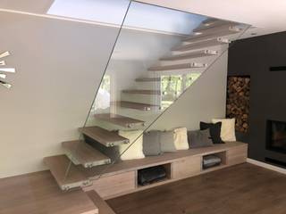 Schwebende Treppe mit Glasgeländer und Stufen aus Holz, Siller Treppen, Siller Treppen/Stairs/Scale Siller Treppen/Stairs/Scale 階段 ガラス