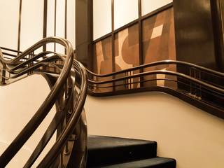 Kunstvoller Handlauf für Bogentreppe in einem Restaurant, Thomas Cook, New York, Siller Treppen/Stairs/Scale Siller Treppen/Stairs/Scale Escadas Madeira Acabamento em madeira