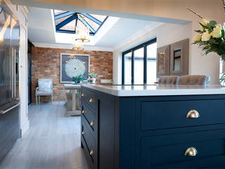 Stunning Cogenhoe Kitchen, The White Kitchen Company The White Kitchen Company Kitchen units Solid Wood Blue