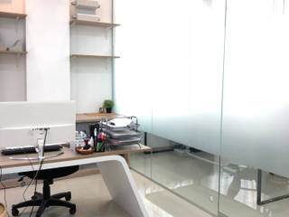 TS Office, TIES Design & Build TIES Design & Build Minimalist study/office