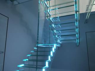 Außergewöhnliche Glastreppe mit schwebendem Glaspodest, Siller Treppen, Siller Treppen/Stairs/Scale Siller Treppen/Stairs/Scale บันได กระจกและแก้ว