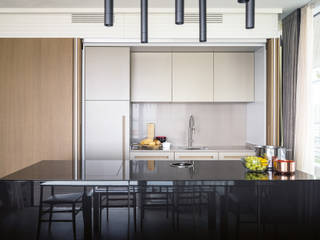 Design raffinato e lineare nel progetto di interni a Lido di Jesolo, TM Italia TM Italia Modern Kitchen