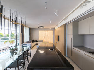 Design raffinato e lineare nel progetto di interni a Lido di Jesolo, TM Italia TM Italia 現代廚房設計點子、靈感&圖片