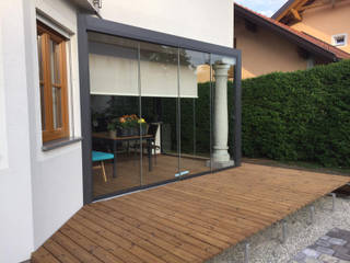 Terrasse mit Verglasung vergrößert, Schmidinger Wintergärten, Fenster & Verglasungen Schmidinger Wintergärten, Fenster & Verglasungen Anexos de estilo moderno Vidrio