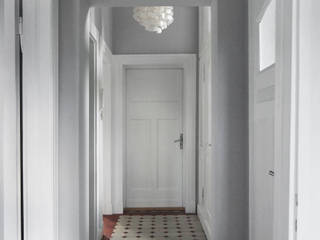 Altbauwohnung für eine junge Familie, DANS Architektur DANS Architektur Classic style corridor, hallway and stairs Tiles