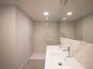 Reforma Interior Vivienda Tortosa, mesquearquitectura mesquearquitectura Modern bathroom سرامک