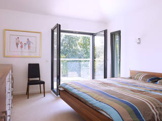 Baufritz House Bond, Baufritz (UK) Ltd. Baufritz (UK) Ltd. Modern Bedroom Wood Wood effect