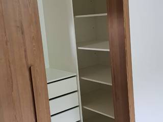 closet com portas de passagem deslizantes em mdf, PROJETO IDEAL PLANEJADOS PROJETO IDEAL PLANEJADOS モダンデザインの ドレッシングルーム MDF