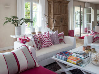 Private Residence in South of France, Meg Vaun Interiors Meg Vaun Interiors Modern living room