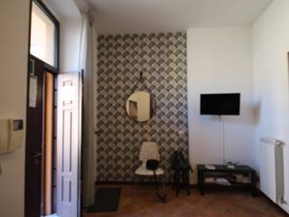 Relooking appartamento in Ghetto Ebraico a Roma, Creattiva Home ReDesigner - Consulente d'immagine immobiliare Creattiva Home ReDesigner - Consulente d'immagine immobiliare Modern living room