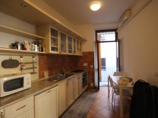 Relooking appartamento in Ghetto Ebraico a Roma, Creattiva Home ReDesigner - Consulente d'immagine immobiliare Creattiva Home ReDesigner - Consulente d'immagine immobiliare Kitchen