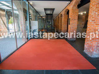 Fórum Cultural de Ermesinde, Porto, IAS Tapeçarias IAS Tapeçarias Pang-industriya na corridors estilo, Pasilyo & Hagdan Textile Amber/Gold
