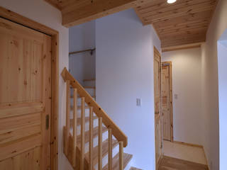 一宮市に建つ木の家, 木の家株式会社 木の家株式会社 Modern corridor, hallway & stairs Wood