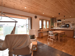 羽島市に建つ平屋の木の家, 木の家株式会社 木の家株式会社 Modern living room Wood