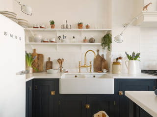 The Marlow Kitchen by deVOL deVOL Kitchens Ankastre mutfaklar Mavi kitchen design,sink run,ceramic sink,smeg fridge,freestanding fridge,blue kitchen