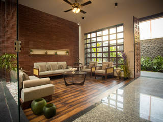 THE COURTYARD HOUSE, SPAN ARCHITECT SPAN ARCHITECT Modern Living Room Bricks