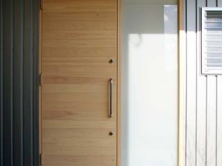 東多田の家 -開放的な2階リビング住宅-, 中澤建築設計事務所 中澤建築設計事務所 أبواب رئيسية خشب Wood effect