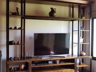 MUEBLE TV EN HIERRO Y MADERA - CARDALES, Patagonia wood Patagonia wood Living room Iron/Steel