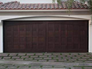 Hermosa puerta de Cedro Odorata., CHD COMPANY CHD COMPANY Classic style garage/shed Wood