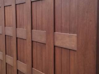 Hermosa puerta de Cedro Odorata., CHD COMPANY CHD COMPANY Classic style garage/shed Wood