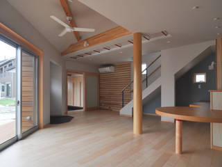 室内と庭空間 敷地を一体化する三角形プラン, （株）独楽蔵 KOMAGURA （株）独楽蔵 KOMAGURA Eclectic style living room