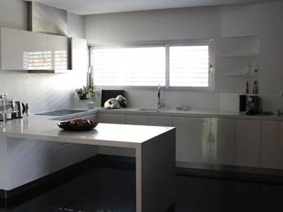 Casa do Ripado | Arquitetura de outro mundo, OBRA ATELIER - Arquitetura & Interiores OBRA ATELIER - Arquitetura & Interiores Cozinhas modernas Contraplacado Branco