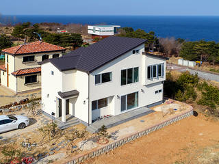 바다위 환하게 빛나고 있는 하얀집 , 더존하우징 더존하우징 전원 주택