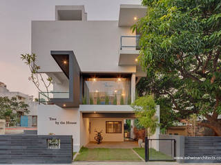 Tree By The House - 30’ x 50’ Residential House In Bangalore, Ashwin Architects In Bangalore Ashwin Architects In Bangalore Casas modernas