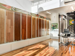 Showroom da Rodapé.com com piso de madeira, Rodapé.com Rodapé.com Commercial spaces Wood Wood effect