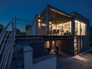 ÖKOLOGISCHES HOLZHAUS AUS STROH UND LEHM IN WIEN STAMMERSDORF, AL ARCHITEKT - in Wien AL ARCHITEKT - in Wien Detached home چوب Grey