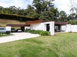 CASA ENTREMUROS, BASSICO ARQUITECTOS BASSICO ARQUITECTOS Casas estilo moderno: ideas, arquitectura e imágenes