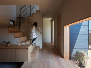若久の家, 藤本建築設計事務所 藤本建築設計事務所 Modern corridor, hallway & stairs