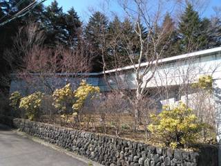 中軽井沢：原生林にいだかれ、暖炉のある伸びやかな住まい, JWA，Jun Watanabe & Associates JWA，Jun Watanabe & Associates モダンな 家