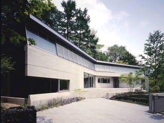 中軽井沢：原生林にいだかれ、暖炉のある伸びやかな住まい, JWA，Jun Watanabe & Associates JWA，Jun Watanabe & Associates Casas modernas
