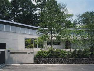 中軽井沢：原生林にいだかれ、暖炉のある伸びやかな住まい, JWA，Jun Watanabe & Associates JWA，Jun Watanabe & Associates Modern houses