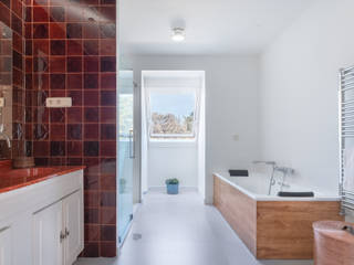 Baño del dormitorio principal Arquigestiona Reformas S.L. Baños de estilo moderno Reforma,baño,bañera laminada,Velux,porcelánico,plato ducha