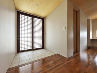 登野城の家, プラソ建築設計事務所 プラソ建築設計事務所 Modern corridor, hallway & stairs