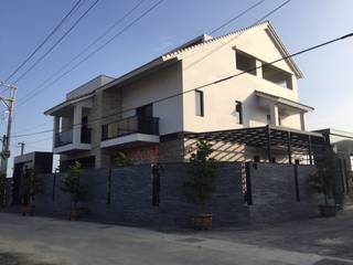 三代同堂的自用住宅的室內設計, houseda houseda Casas unifamilares Pedra