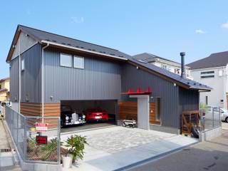 車３台収容！電動オーバーヘッドシャッターを採用した高品質木造ガレージハウス, （株）バウハウス （株）バウハウス Moderne Garagen & Schuppen Massivholz Grau